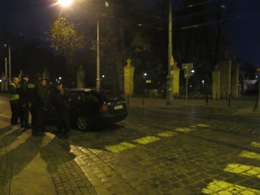 Wrocław: Niefrasobliwy parkujący zablokował torowisko na Teatralnej (ZDJĘCIA)
