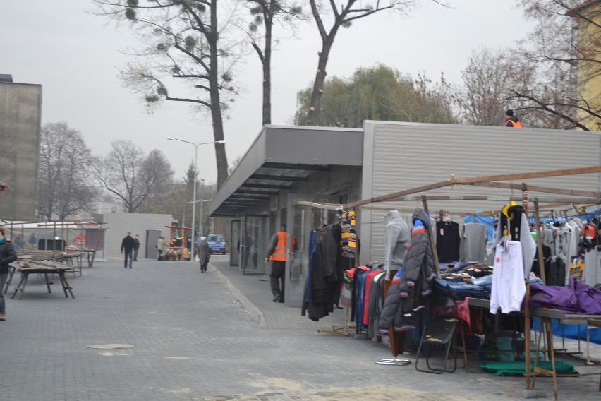Targowisko w Rybniku: Montują nowe stragany dla kupców