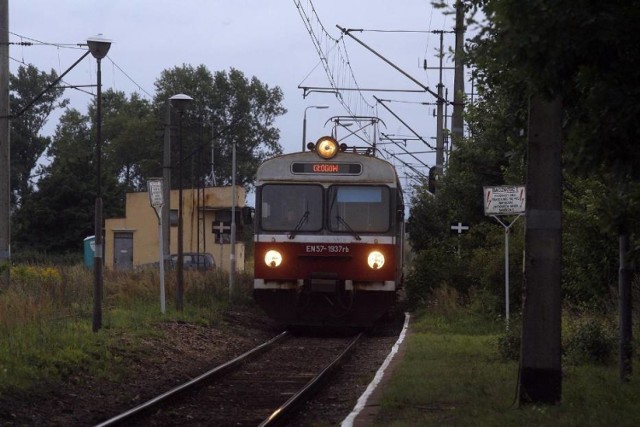 Ostatni pociąg pasażerski, który w 2011 roku wyjechał z Legnicy w stronę Głogowa