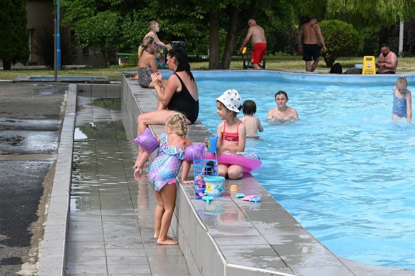 Świetna zabawa na basenie letnim przy ulicy Szczecińskiej w Kielcach. Zobacz zdjęcia z wypoczynku w poniedziałek, 10 lipca