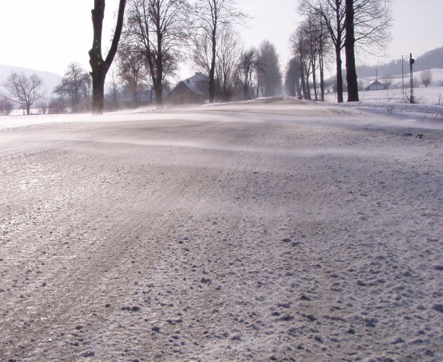 Śnieg, który był nawiewany z pól, tworzył zaspy na drogach