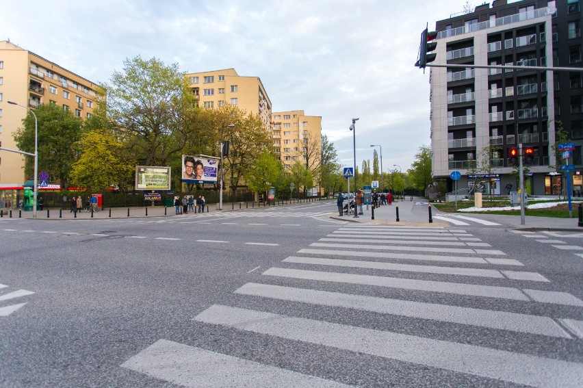 Puste ulice w Warszawie. Mniej samochodów i pieszych podczas długiego weekendu [ZDJĘCIA]