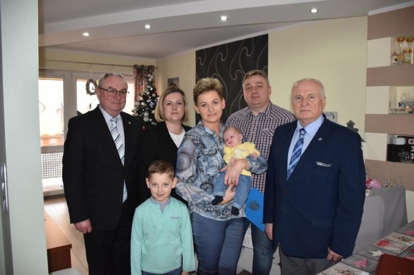 Grodzisk: pierwszą grodziszczanką urodzoną w 2018 roku jest Marianna Jaworowicz. Dziewczynkę odwiedził Burmistrz