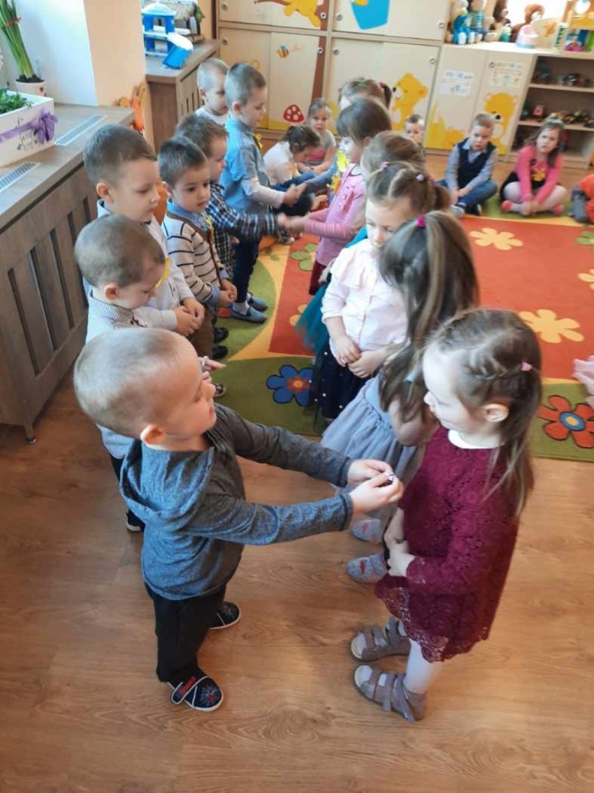Przedszkolaki z Karnkowa świętowały Dzień Kobiet w bibliotece w Jastrzębiu