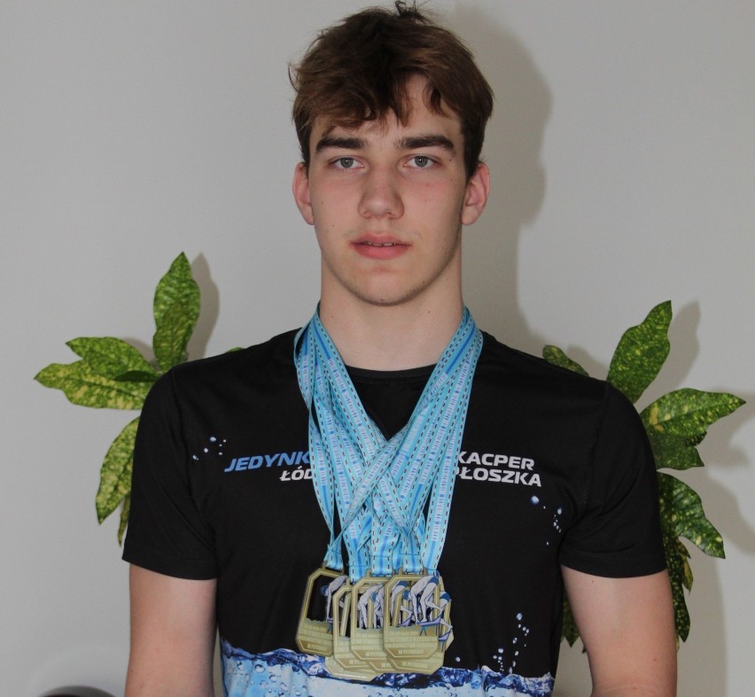 Kacper Płoszka z Brzezin dziewięciokrotnym złotym medalistą Letnich Mistrzostw Okręgu Łódzkiego w pływaniu 