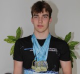 Kacper Płoszka z Brzezin dziewięciokrotnym złotym medalistą Letnich Mistrzostw Okręgu Łódzkiego w pływaniu 