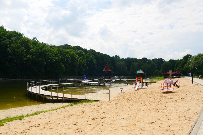 Bezpłatne kąpielisko niedaleko Legnicy. Plaża, pomosty, plac zabaw, miejsce do grillowania, a wokół kojący las! [ZDJĘCIA, JAK DOJECHAĆ]