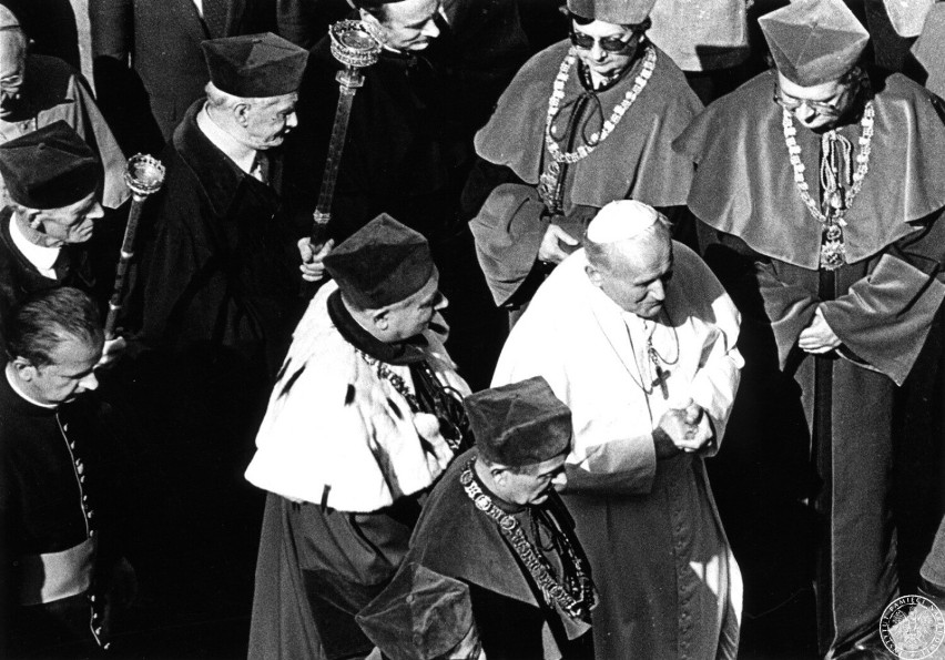 Jan Paweł II (z centrum) z przedstawicielami krakowskich...