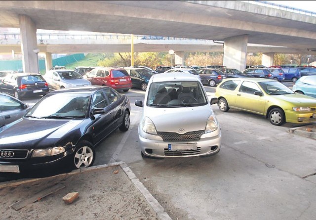 Nasz Czytelnik nazywa takie parkowanie bezmyślnością, kierowcy blokują wjazd i wyjazd z parkingu