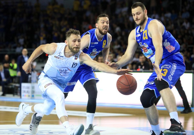 W trzecim meczu półfinałowym Energa Basket Ligi Polski Cukier Toruń pokonał po dramatycznym meczu Stal Ostrów Wielkopolski 84:78. W decydujących momentach świetną akcją popisał się Bartosz Diduszko, po czym blok zaliczył Cheikh Mbodj. Tym samym w półfinale (do trzech zwycięstw) jest 1:2. czwarty mecz - w czwartek o 17.45 w Arenie Toruń. Relacja - niebawem. 

Zobacz także: Grębocin. Mistrzynie w szkołach. Lekcja wychowania fizycznego z mistrzynią Otylią Jędrzejczak [ZDJĘCIA]

Polski Cukier Toruń - Stal. Genialne zagrania na koniec. Gramy dalej!!! [ZDJĘCIA Z TRYBUN i MECZU]