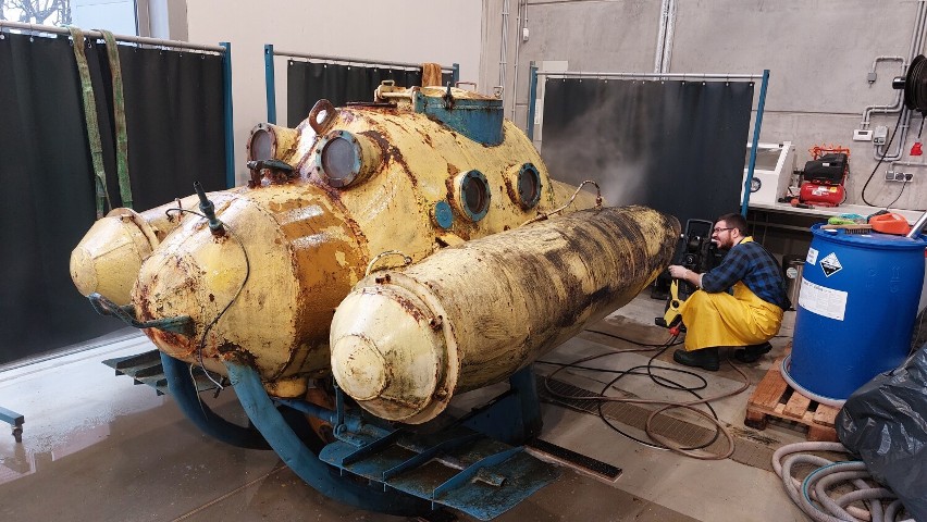 Delfin II został umyty. To pierwszy etap konserwacji zabytkowego pojazdu podwodnego!