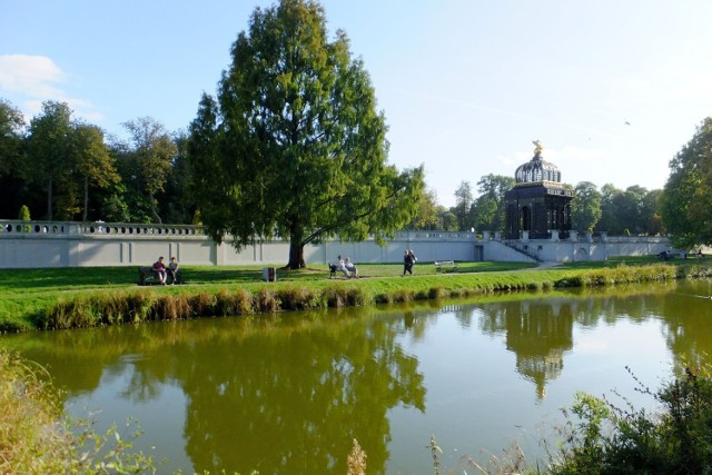 Dawniej pałac z ogrodem w Białymstoku nazywano „polskim Wersalem”, bo wspaniała barkowa budowla z rozległym parkiem francuskim faktycznie przypominała siedzibę Ludwika XIV, oczywiście sporo mniejszą od oryginału. Do dziś zachował się sam pałac i większość założenia ogrodowego na dwóch tarasach.

