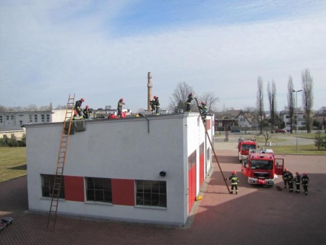 Straż pożarna w Kaliszu szkoli grupę ratownictwa wysokościowego