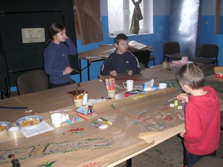 Na zajęciach plastycznych dzieci malują sceny z legend....