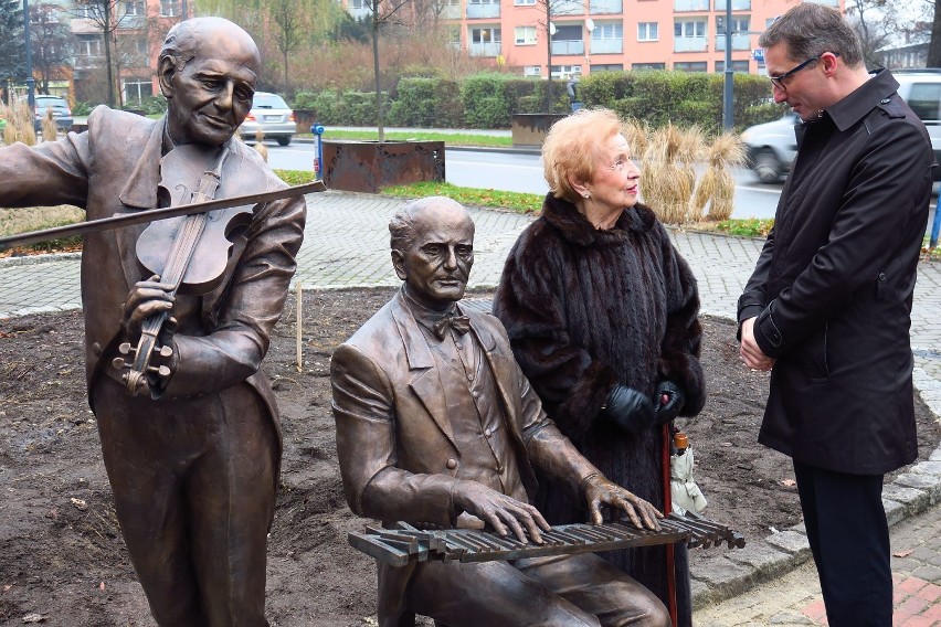 Bracia Szafrankowie odsłonięci! Piotr Paleczny i Lidia Grychtołówna odsłonili rzeźbę