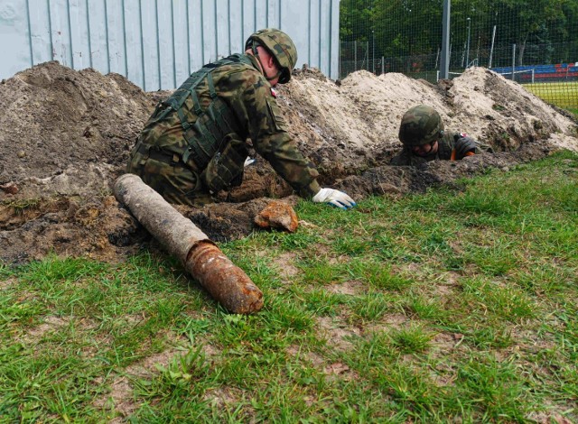 Pocisk z czasów II wojny światowej odnaleziono w czasie budowy sztucznego oświetlenia przy płycie piłkarskiej nr na kostrzyńskim stadionie.