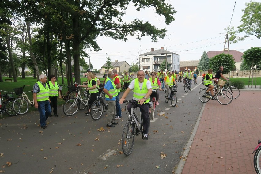 Rodzinny rajd rowerowy w kolorach jesieni. Wzięło w nim udział ponad 100 osób. ZDJĘCIA