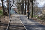 Trwa budowa nowego chodnika i ścieżki w Głogowie. Popularny skrót zmienia oblicze