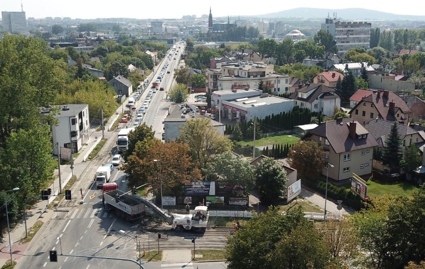 Rozpoczął się remont ważnego skrzyżowania w Kielcach. Gigantyczne korki na ulicy 1 Maja i Jagiellońskiej [ZDJĘCIA] 