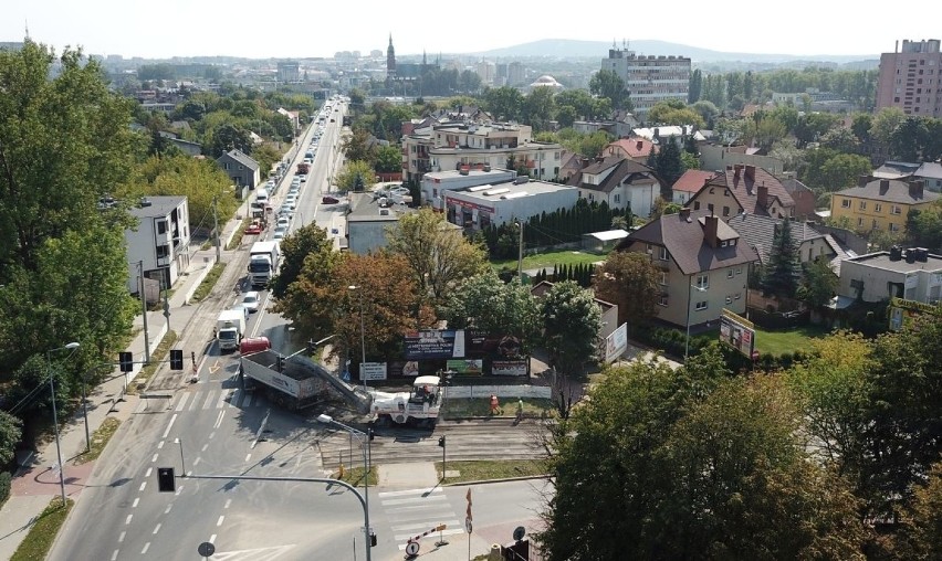 Rozpoczął się remont ważnego skrzyżowania w Kielcach. Gigantyczne korki na ulicy 1 Maja i Jagiellońskiej [ZDJĘCIA] 