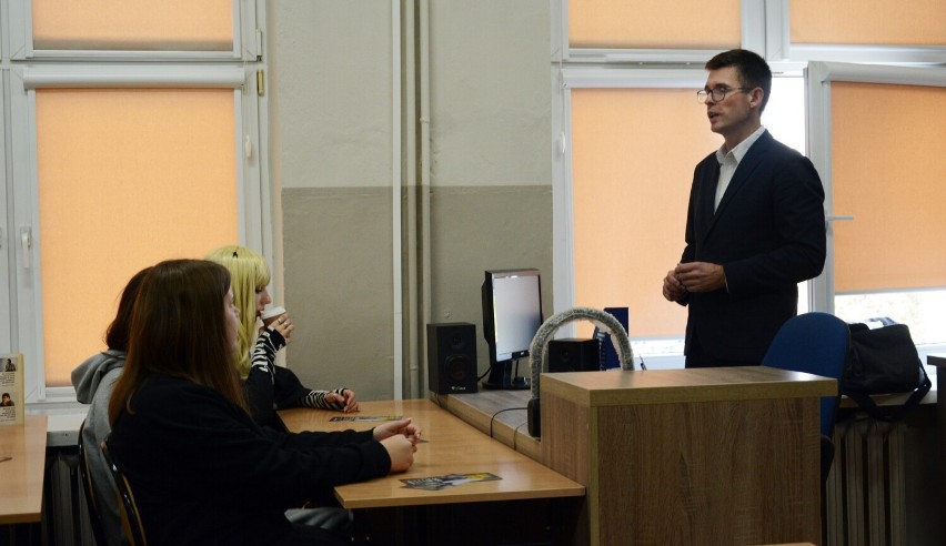 Rzecznik konsumentów udzielał porad uczniom II LO w Radomsku. Będą kolejne spotkania w szkołach