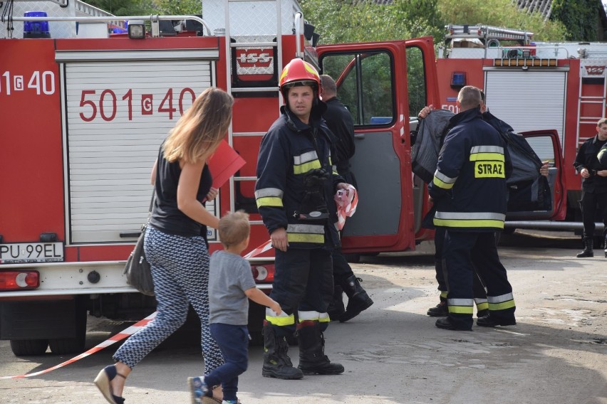 Wypadek w Darzlubiu (wrzesień 2018). 37-letni pracownik firmy wpadł do studzienki kanalizacyjnej. Jest w szpitalu w Wejherowie | ZDJĘCIA, WI