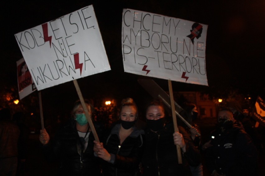 Radziejów. Hasła i transparenty z protestów kobiet w Radziejowie i Piotrkowie Kujawskim [zobacz zdjęcia]