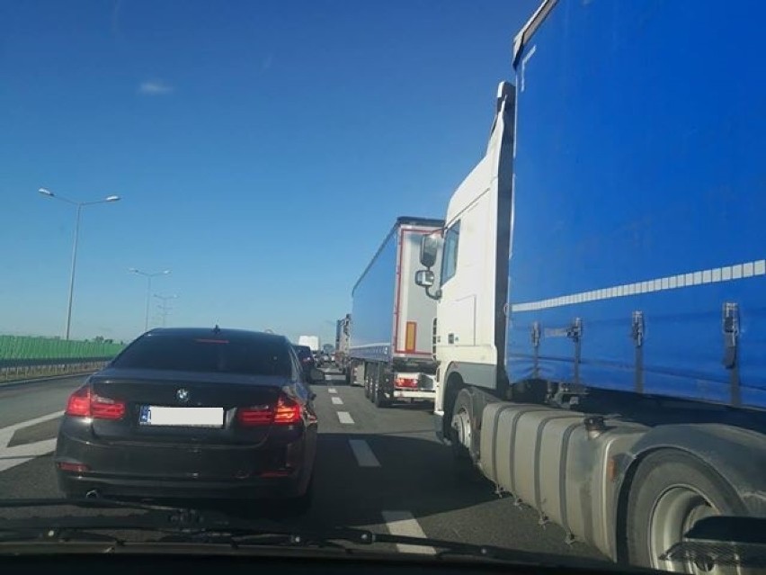 We wtorkowy poranek korki na autostradowej obwodnicy...