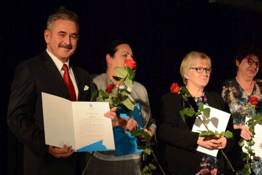 Wybitni nauczyciele z Rybnika nagrodzeni medalami [ZDJĘCIA]