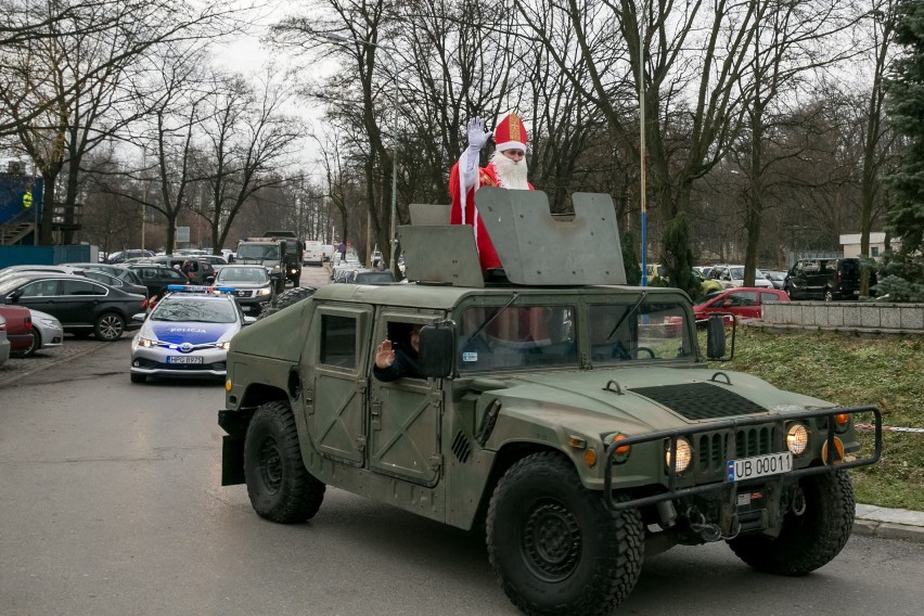 Kraków. Mundurowi zrobili mikołajki dzieciom w szpitalu [ZDJĘCIA]