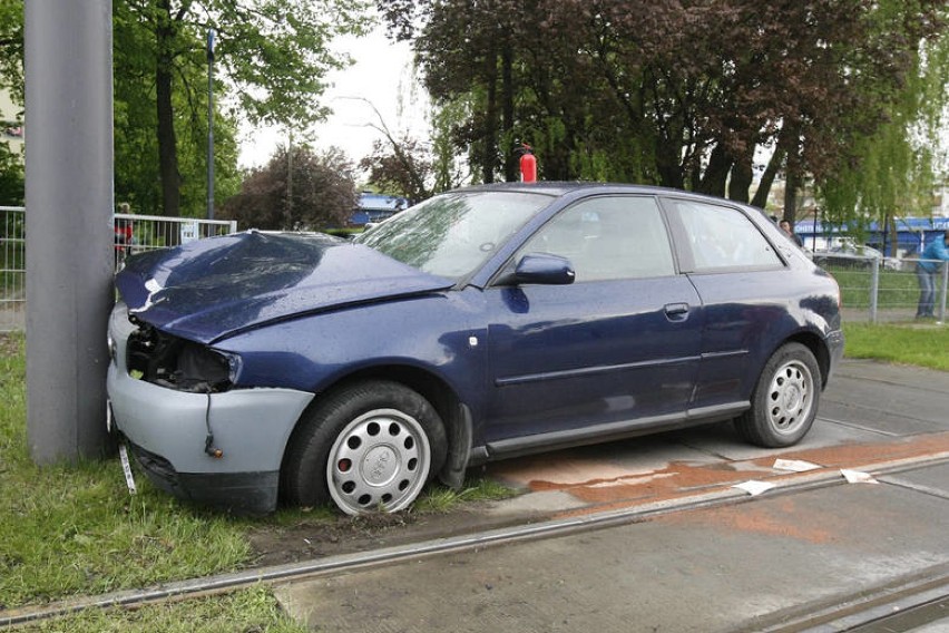 Wypadek na Limanowskiego w Łodzi. Zderzenie auta z tramwajem