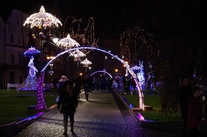 Iluminacja Legnicy wygląda obłędnie! Zobaczcie zdjęcia legnickich ozdób świątecznych! [ZDJĘCIA]