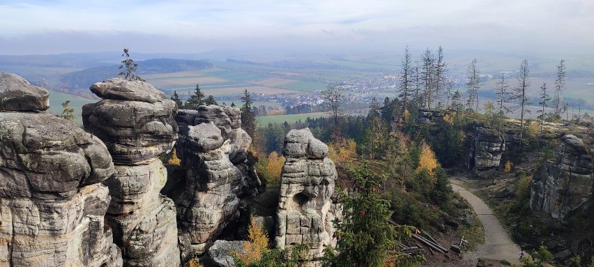 Ostas znajduje się po czeskiej stronie Gór Stołowych