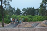 Trwa budowa skateparku w Skarżysku. Na pumptracku już jeżdżą