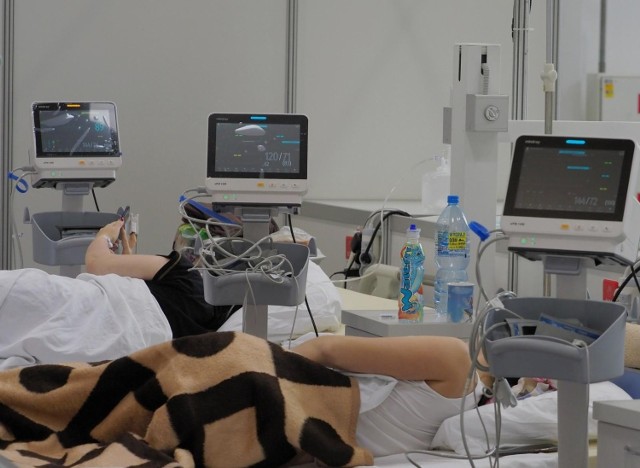 Pacjenci chorzy na Covid-19 w szpitalu tymczasowym w Lublinie