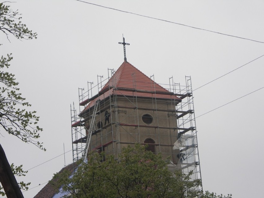 ZDUNY: Trwa remont dachu i wieży zabytkowego kościoła poewangelickiego w Zdunach [ZDJĘCIA]