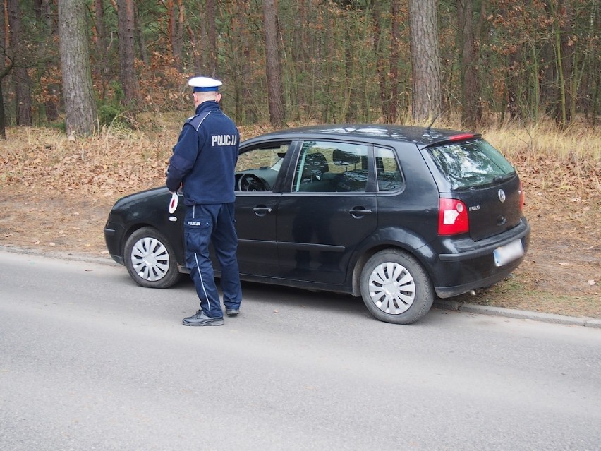 Spada także liczba kierowców przyłapanych na powadzeniu auta...