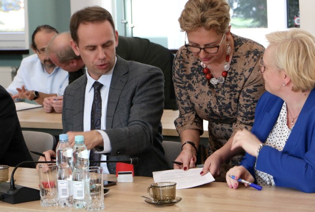 W starostwie w Grudziądzu podpisano wstępne uzgodnienia projektów umów dotyczących komunikacji powiatowej w 2023 roku.