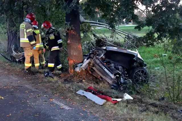 Do dramatycznego wypadku doszło na obrzeżach Wrocławia. Na ul. Wilczyckiej, nieopodal wjazdu do miejscowości Wilczyce, osobowe porsche uderzyło w przydrożne drzewo. Samochodem podróżowało dwóch mężczyzn. Ich stan jest poważny.