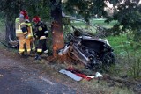 Dramatyczny wypadek we Wrocławiu. Luksusowe porsche rozbite na drzewie. Stan kierowcy i pasażera jest ciężki ZDJĘCIA