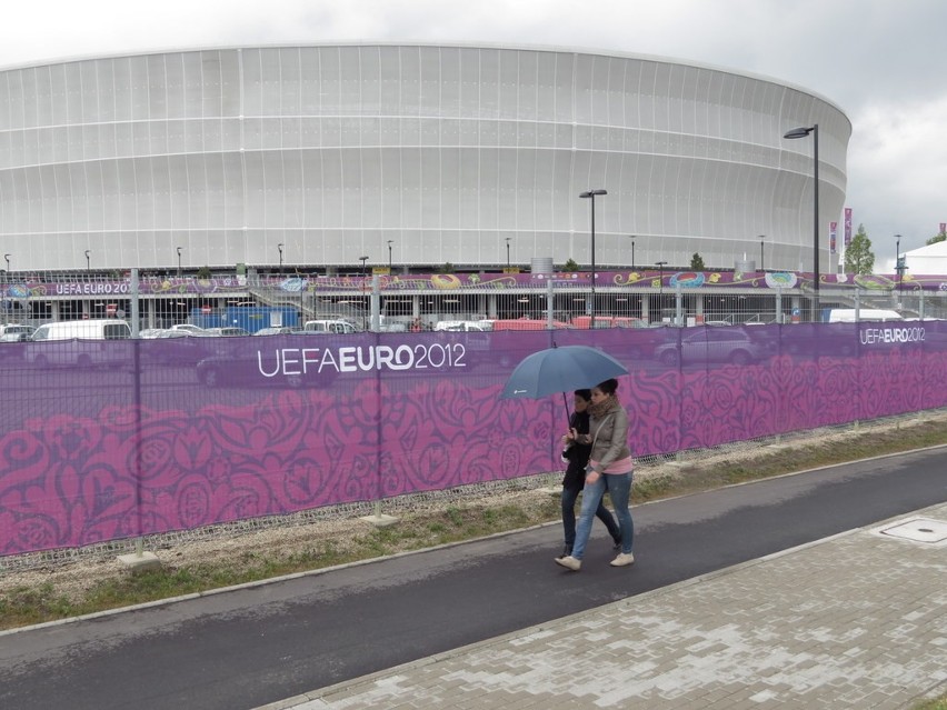 Wrocław: Stadion na Pilczycach udekorowany na Euro (ZDJĘCIA)