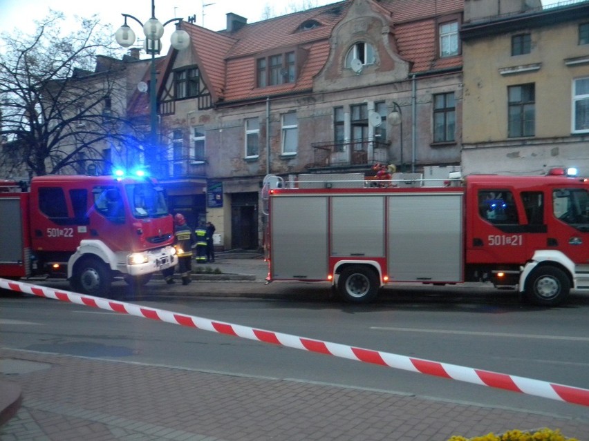 Pożar w kamienicy przy placu Kościuszki w Lublińcu gasiło kilka zastępów straży pożarnej