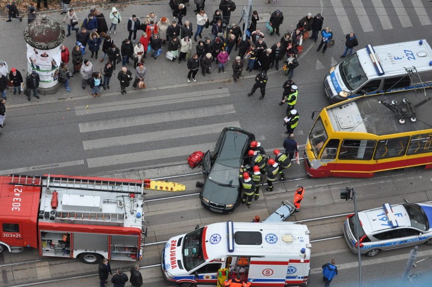 Wypadek na Piotrkowskiej w Łodzi. Skoda zderzyła się z tramwajem [ZDJĘCIA]