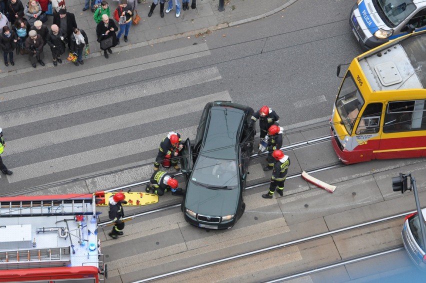 Wypadek na Piotrkowskiej w Łodzi. Skoda zderzyła się z tramwajem [ZDJĘCIA]