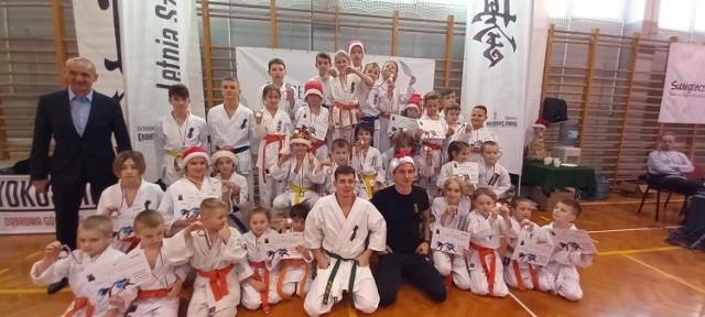 Aż 130 zawodników, trenujących w Akademii Karate Kyokushin i klubach zaprzyjaźnionych, wystartowało w mikołajkowym turnieju karate kyokushin NICOLAUS CUP

Zobacz kolejne zdjęcia/plansze. Przesuwaj zdjęcia w prawo naciśnij strzałkę lub przycisk NASTĘPNE