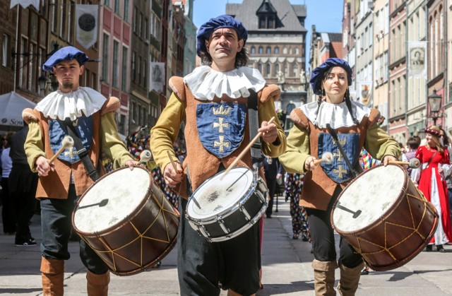 GDAŃSK
Już po raz trzynasty Gdańsk obchodzić będzie swoje święto. Co czeka nas w weekend?

Sobotę 27 maja - na Targu Węglowym. O godz. 10.00  zaplanowano atrakcję dla miłośników rowerów- start sztafety rowerowej dookoła świata Bike Jamboree 2017-2019 , która wyruszy z Gdańska przez Baku aby dotrzeć za dwa lata do Stanów Zjednoczonych. 
Godzinę później na trasę wyruszą biegacze w ramach XII Rodzinnego Biegu Gdańszczan. Cała trasa liczyć będzie ok. 2500 m i prowadzić urokliwymi uliczkami Gdańska. Wszyscy uczestnicy biegu na mecie otrzymają pamiątkowe medale. 

O godz. 11.30 Gdańsk zaprasza wszystkich do wspólnego tworzenia wielkiej, żywej flagi Gdańska.

W tym dniu nie zabraknie również akcentów historycznych. Od 10.00 do 15.00  na Placu Kobzdeja będzie można odwiedzić XV-wieczne obozowisko rycerskie z namiotami wojów, kramami, warsztatami rzemiosła. Będzie można posłuchać muzyki dawnej i  zobaczyć pokaz rzemiosła i walk.

Tradycyjnie o 12.00 ulicami przejdzie Wielka Historyczna Parada, która  upamiętni nadanie Gdańskowi w 1457r. licznych przywilejów przez polskiego Króla Kazimierza Jagiellończyka. Równolegle w Dworze św. Jerzego odbędą się Finały Olimpiady wiedzy o Gdańsku otwarte dla publiczności- łączna pula nagród to osiemnaście tysięcy złotych.

Od godz. 12.30 do 17.00 - Piknik Kulturalny do przyszłego Domu Chodowieckiego i Grassa przy ul. Sierocej 6. Odbędą się tam warsztaty historycznego krawiectwa, pokaz broni czarnoprochowej, gry i zabawy na wolnym powietrzu.

O godz. 13.00  na Święto Gdańskiej Alei gdzie będzie można wziąć udział w Seminarium Wielka Aleja - historia, tożsamość, wyzwania , organizowanym przez Gdański Uniwersytet Medyczny.

Na sobotnią scenę muzyczną  i dużą dawkę muzyki Gdańsk zaprasza  od godz. 14.00.   

Na Soundrive Fest - Odkrywaj Muzykę, zagrają MaJLo (elektro-pop), Erith, Stonkatank czyli fuzja klubowej elektroniki, mocnej perkusji i indie - rockowych brzmień w połączeniu z wokalem, The Pau połączenie gitarowych riffów i połamanych rytmów. Czasami mocniej, czasami lżej.

Od godz. 17.00 scenę przejmą lokalni artyści, zagrają Ingenium, Pierwiastek z trzech, Natalia Natalia Capelik-Muianga wraz z zespołem oraz Lipali. Na  finał wystąpi Tymon Tymański.

Drugi dzień Święta zakończy ok. godz. 22.00  pokaz laserowy z pirotechniką.

 Niedziela 28 maja to Piknik Seniora. Rozpoczniemy go od godz.10.00. W programie między innymi  strefa zdrowia Synexus, porady i stoiska organizacji społecznych. Na scenie wystąpi Detko Bend oraz EX Czerwonych Gitar. Wszystko na Targu Węglowym.
