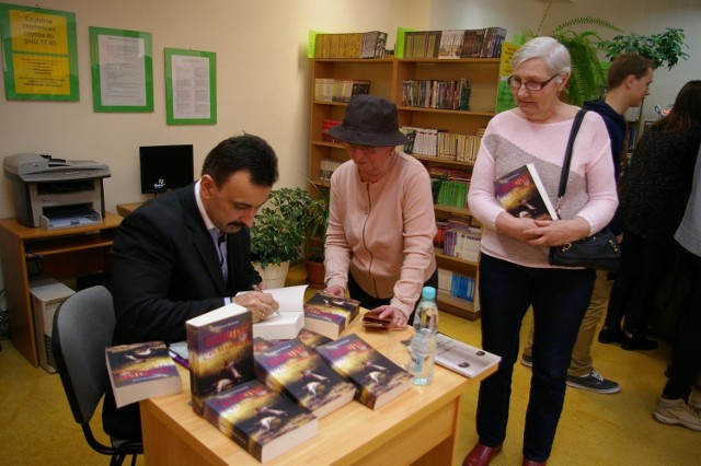 Spotkanie autorskie z Waldemarem Bednarukiem w bibliotece w Mysłowicach