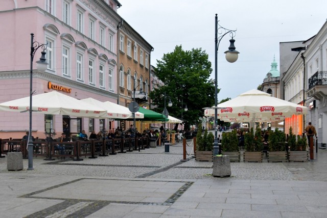 To pierwszy weekend po zniesieniu części obostrzeń, w którym ogródki przy lokalach są otwarte. W Radomiu wiele osób postanowiło skorzystać i spotkać się z przyjaciółmi "na mieście". W niektórych lokalach czas umilała muzyka na żywo. Odwiedziliśmy w sobotnie popołudnie oraz wieczór ogródki w lokalach na ulicy Żeromskiego. 

Zobaczcie kolejne zdjęcia >>>