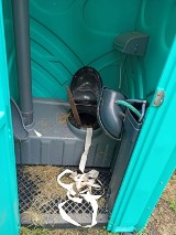 Gmina Czempiń. Wandale zniszczyli toaletę na stadionie w Głuchowie