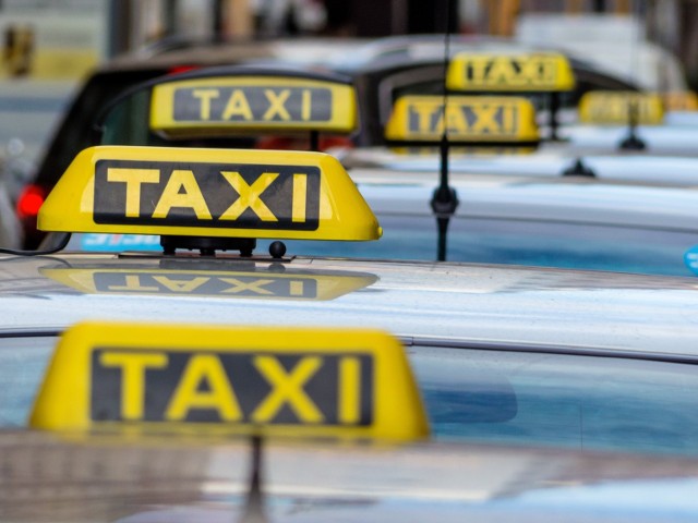 Przejazd taksówką może być niebezpieczny. Decydując się na samotną podróż taryfą, należy zachować szczególna ostrożność.